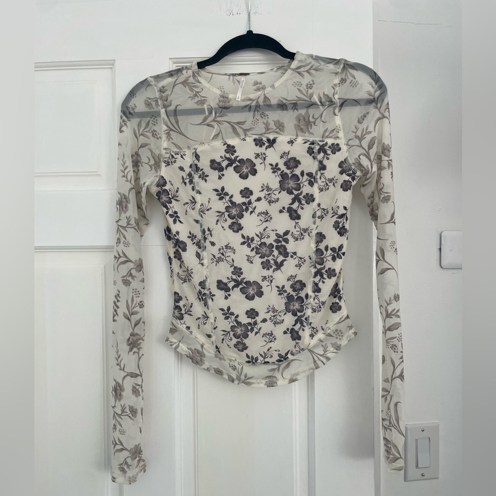 Free people long sleeve 
Worn once great condition - Picture 2 of 5